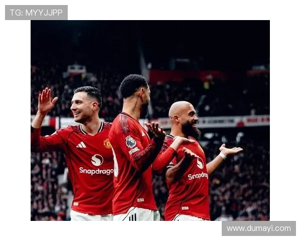 曼联76岁球迷被迫让座引争议